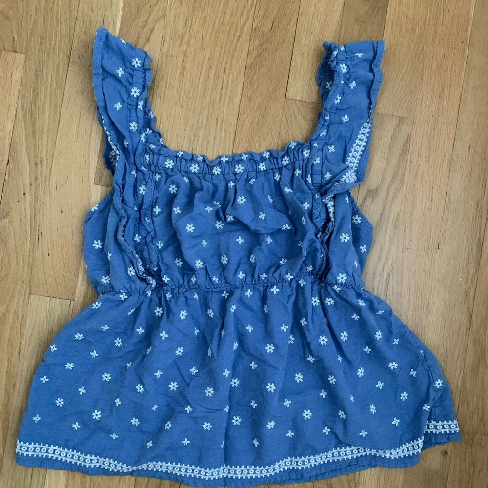Old Navy Chambray Blue Embroidered Top, Floral Ruffle size medium - Picture 4 of 10